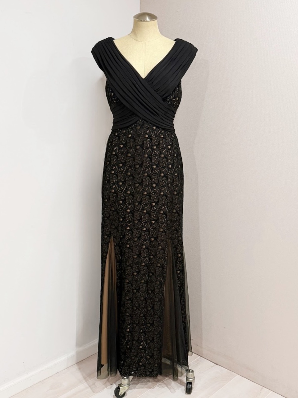 Patra by Joanna Chen Women's Black Lace Sleeveless Formal Evening Gown Size 14